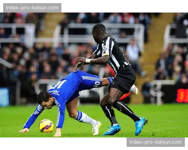 “战术复盘：拜仁慕尼黑为何在安联球场0-2不敌勒沃库森，图赫尔体系受质疑”