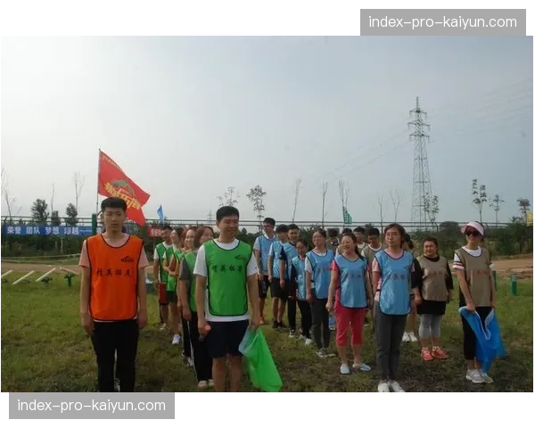 特写：场边的智慧，聚焦基尔队主教练菲什切克在暂停时的战术板布置